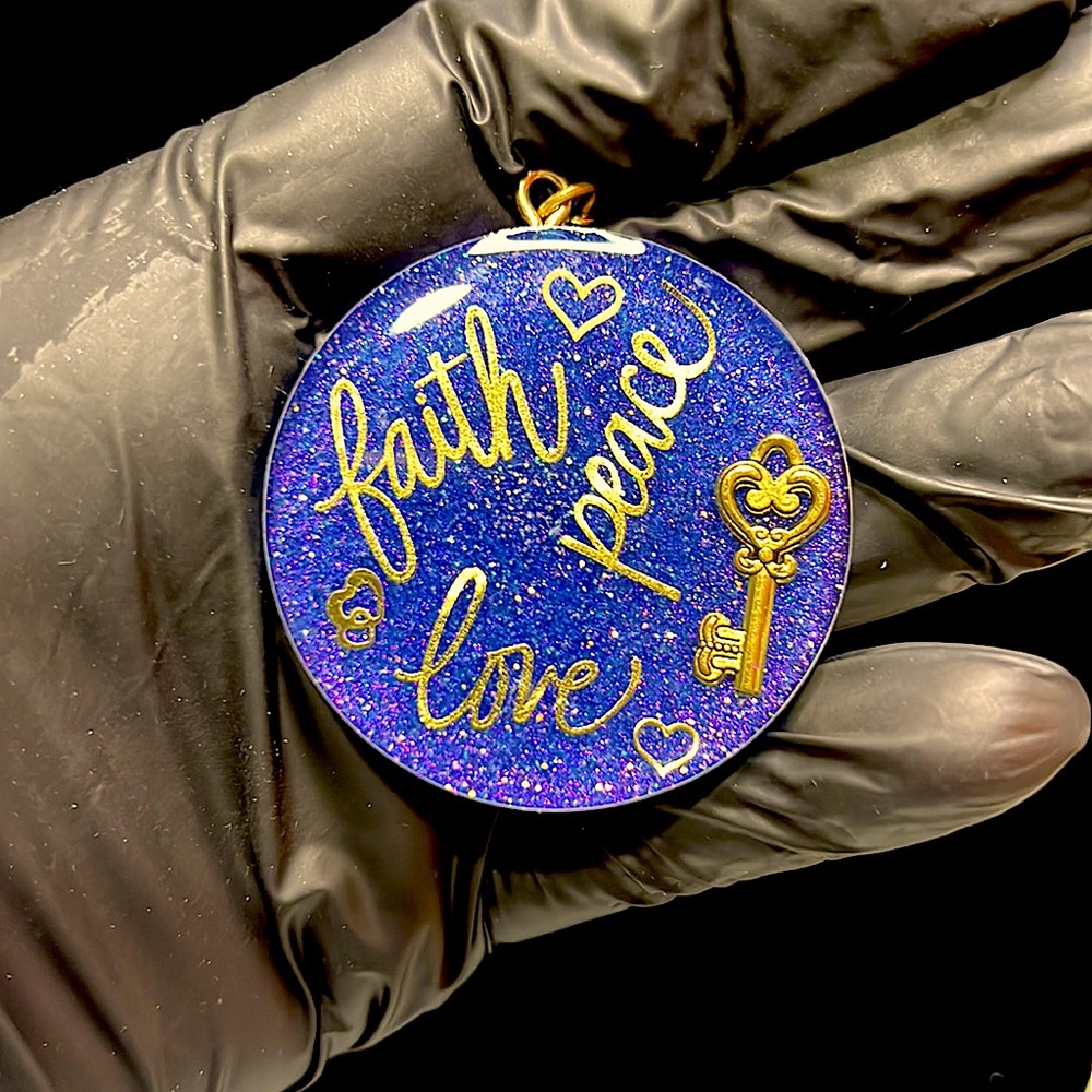 Resin keychain: “Faith, Peace, Love”